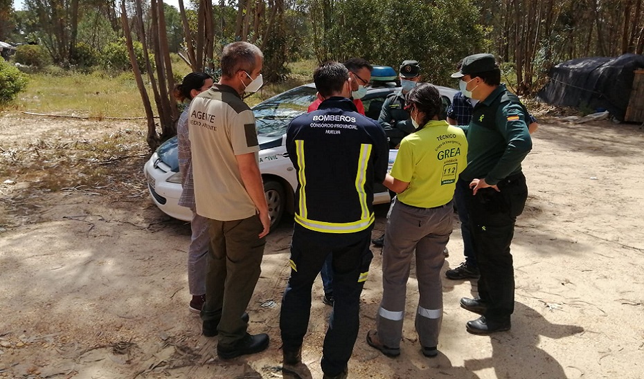 Servicios de emergencia, durante una de las inspecciones a los asentamientos de Huelva.